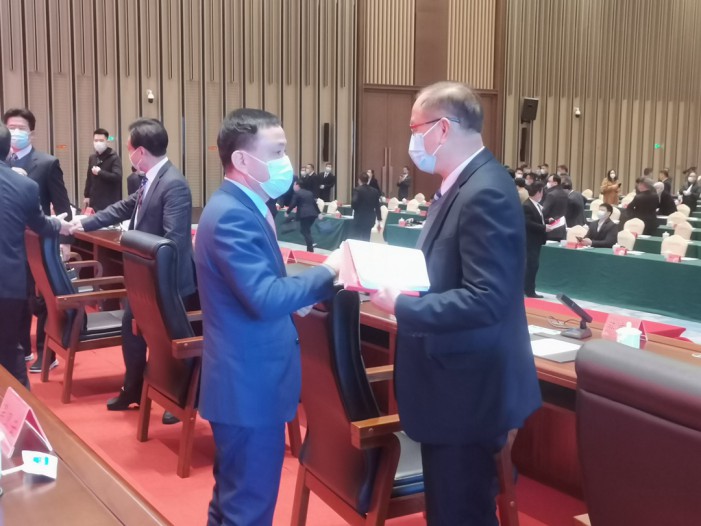 张永宁市长与高教授亲切交流并勉励再创佳绩